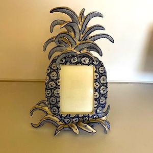 Blue and white pineapple frame